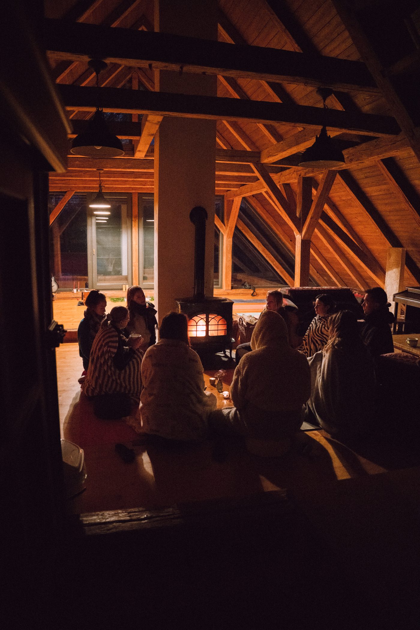 Společný večer u kamen na retreatu